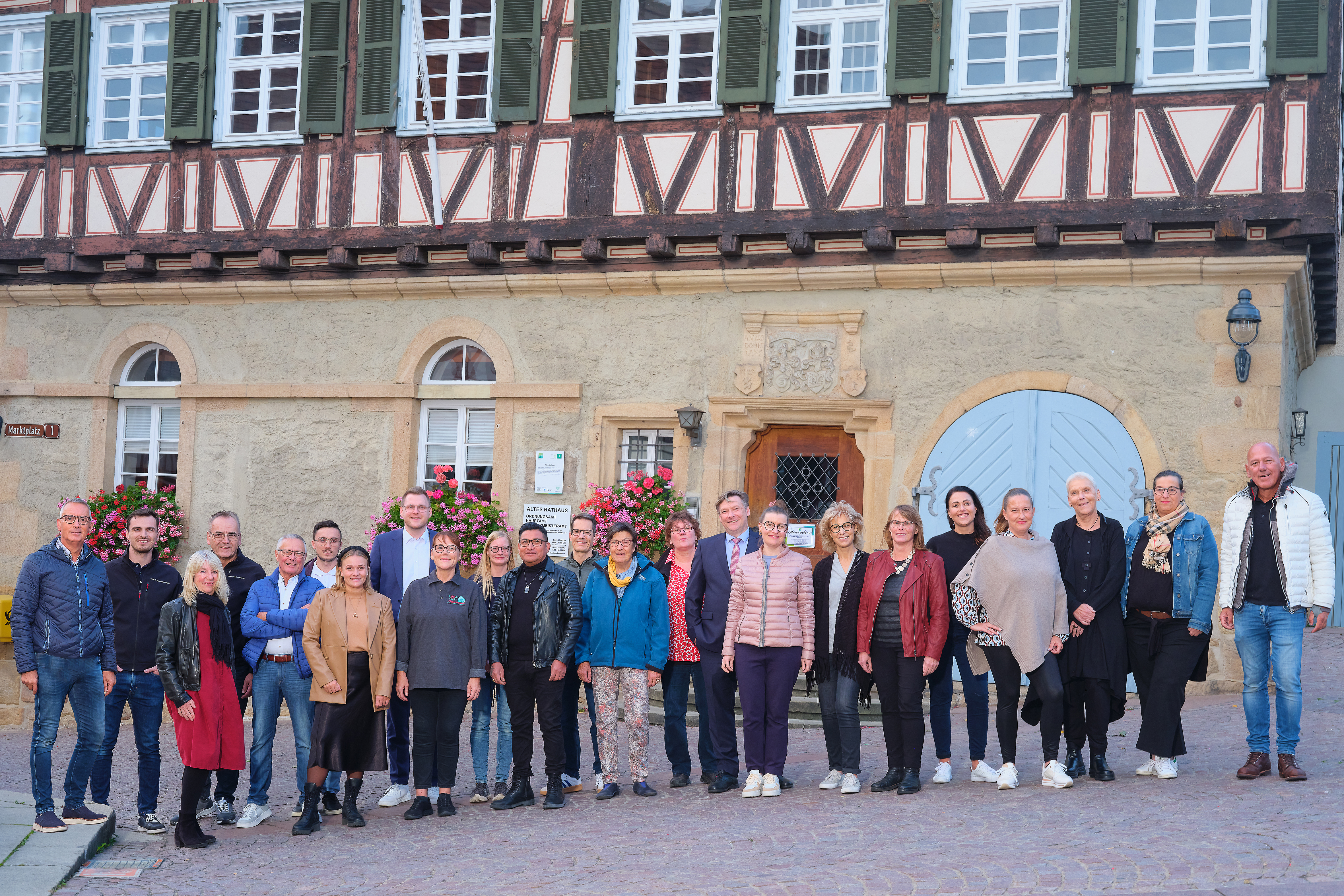 Mitglieder GHV Waldenbuch Mitglieder des Gewerbe und Handelverein Waldenbuch vor dem Alten Rathaus
