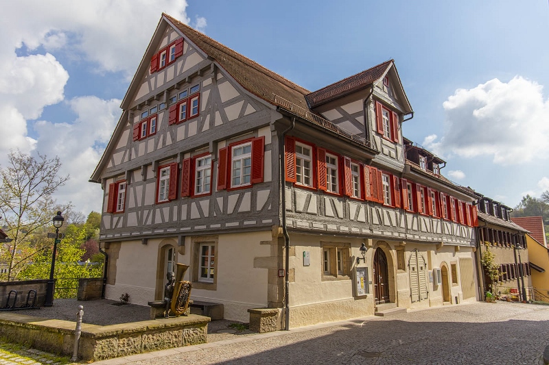 Außenansicht Musikschule Altes Fachwerkhaus in Waldenbuch, welches die Musikschule beinhaltet