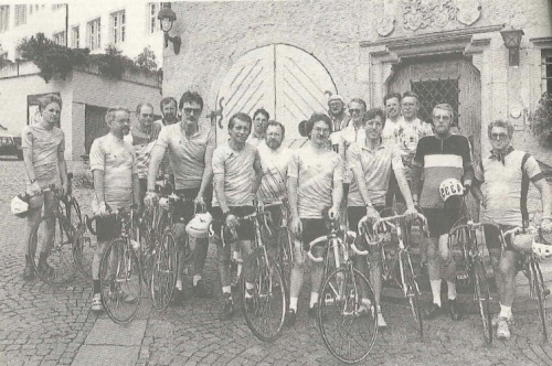 Fahrradausflug altes Schwarz-Weiß-Bild mit vielen Fahrradfahrern aus Mylau in Waldebuch